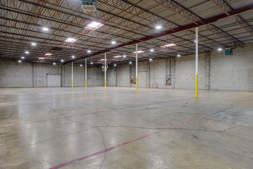 More Photos Of 2619-2621 Nova Dr, Dallas Warehouse For Lease