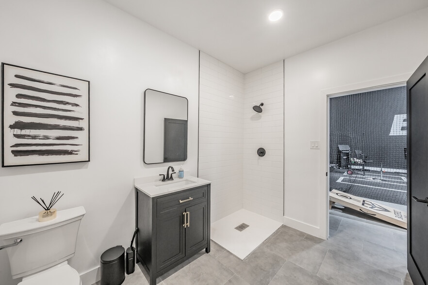 More Photos Of 13053 Harmon Rd, Fort Worth Warehouse For Sale