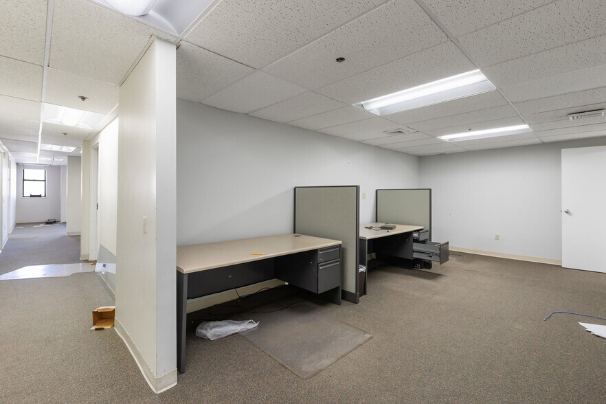 More Photos Of 19-25 Main St, Hartford Office Residential For Sale