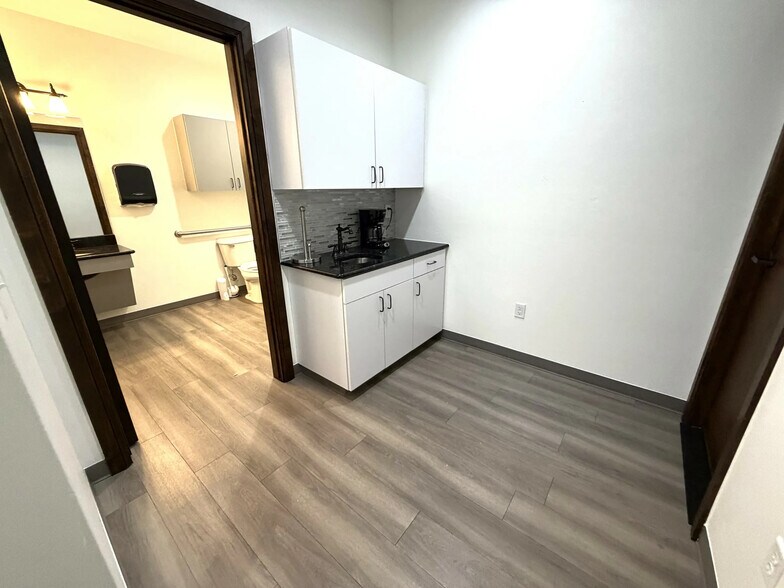More Photos Of 920 Wall St, Norman Office For Lease