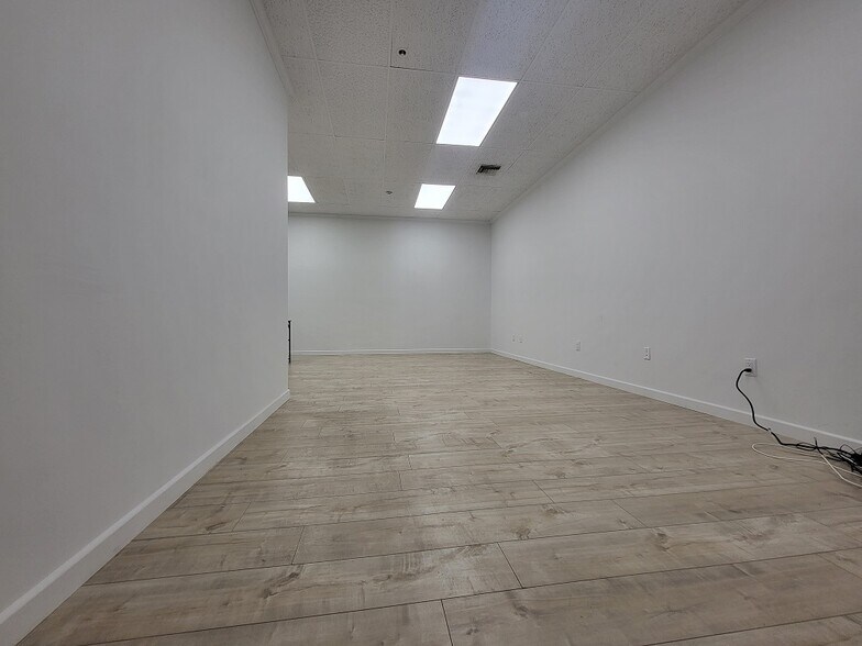 More Photos Of 4711 Oakwood Ave, Los Angeles Office For Lease