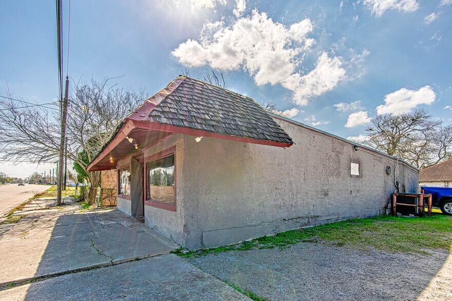 More Photos Of 512 Sodville St, Sinton Sports And Entertainment For Sale