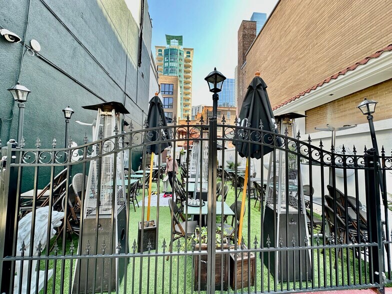 More Photos Of 60 W Ontario St, Chicago Restaurant For Sale