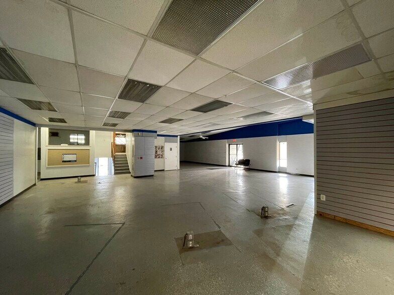 More Photos Of 11740 Vernon Rd, Waldorf Warehouse For Lease