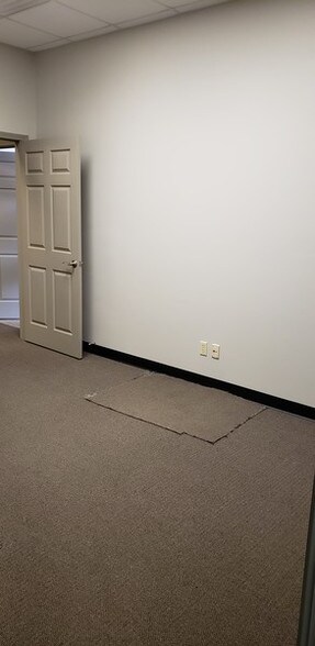 More Photos Of 5146 N 23rd St, Ozark Warehouse For Lease