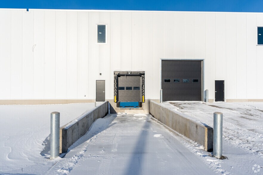 More Photos Of 9055 Rue Des Cordiers, Lévis Manufacturing For Lease