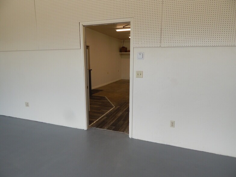 More Photos Of 728 SE Rice Ave, Roseburg Freestanding For Lease