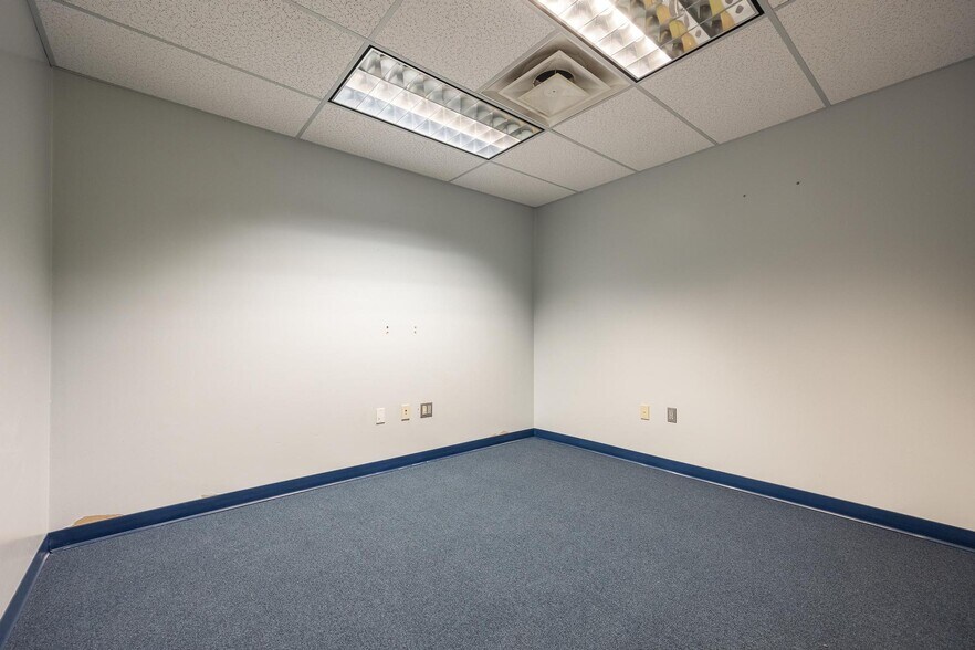 More Photos Of 2560 Fowler St, Fort Myers Warehouse For Lease