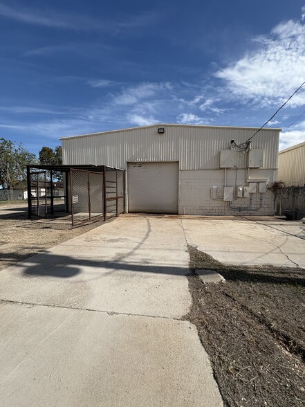 More Photos Of 1809 Yellowstone St, Freeport Warehouse For Lease
