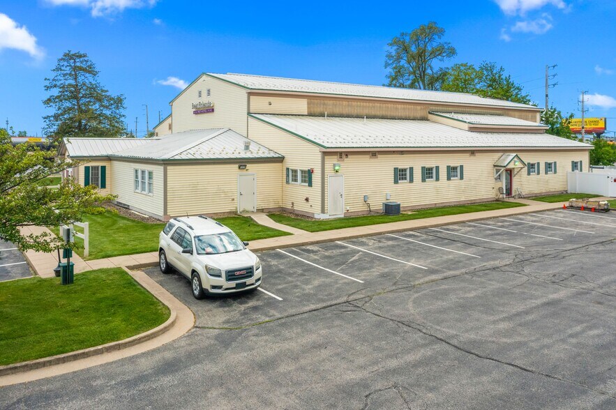 More Photos Of 8224 N Bash St, Indianapolis Veterinarian Kennel For Sale