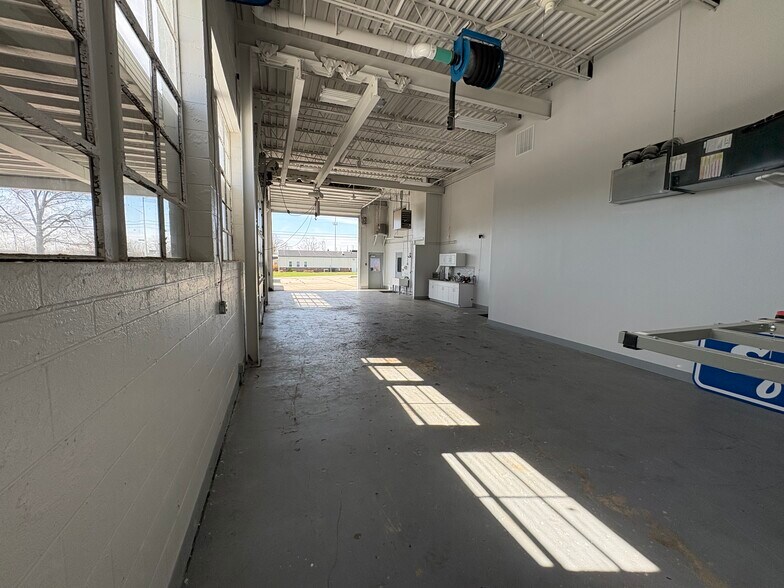 More Photos Of 5513 N Oxford St, Indianapolis Service For Lease