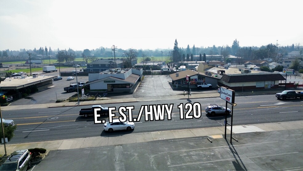 More Photos Of 1021 E F St, Oakdale Storefront For Sale