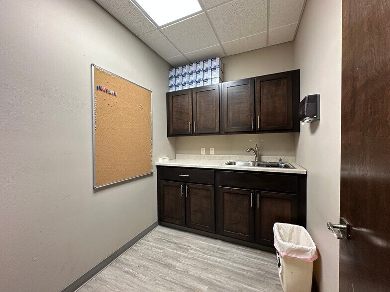 More Photos Of 673 Westbury Dr, Iowa City Storefront Retail Office For Sale