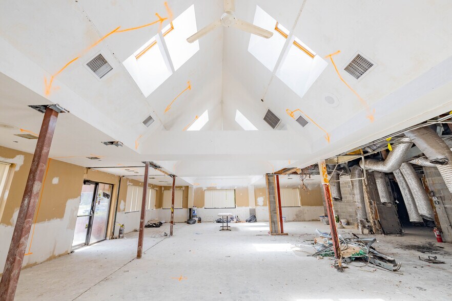 More Photos Of 32286 Woodward Ave, Royal Oak Restaurant For Lease