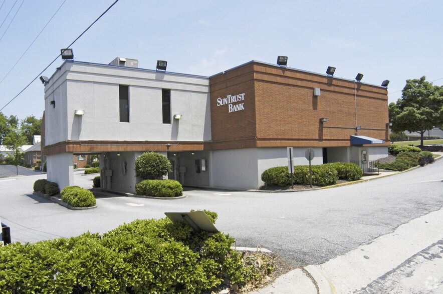 More Photos Of 139 N Main St, Jonesboro Bank For Lease