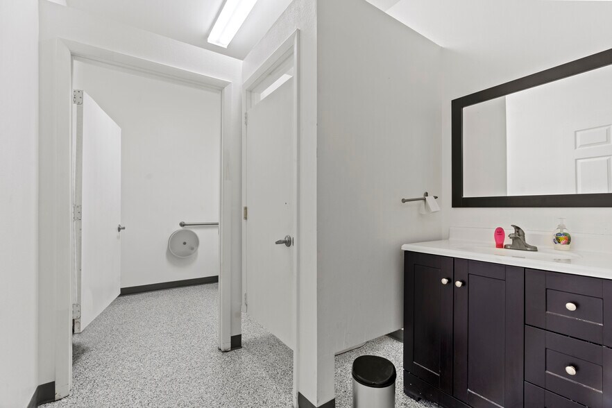 More Photos Of 7065 NW 22nd St, Gainesville Warehouse For Lease