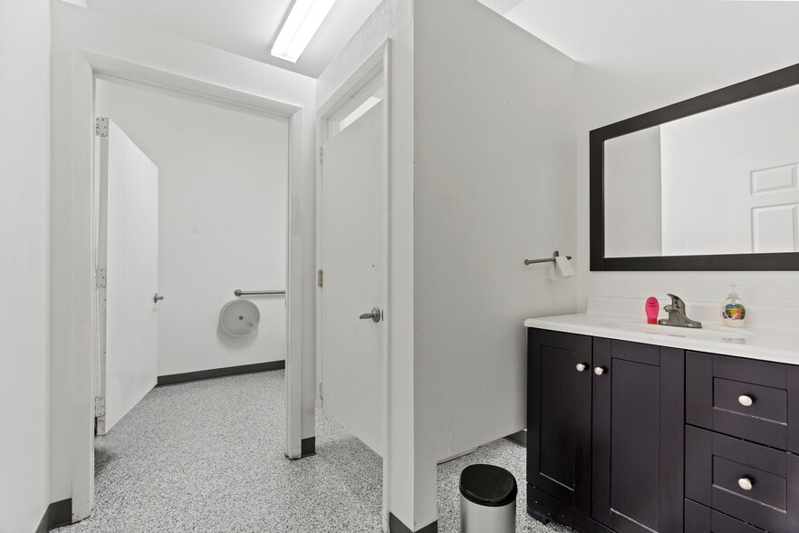 More Photos Of 7065 NW 22nd St, Gainesville Warehouse For Lease