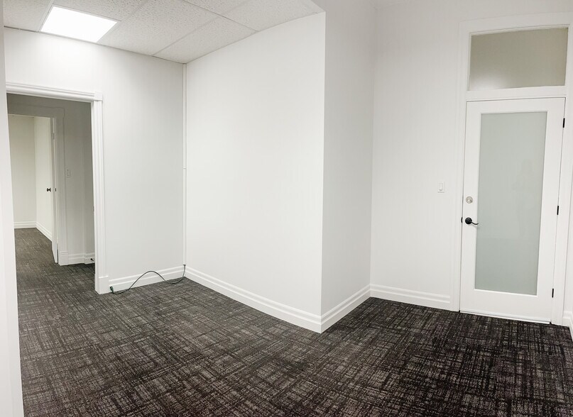 More Photos Of 1124 Gainsborough Rd, London Office For Lease