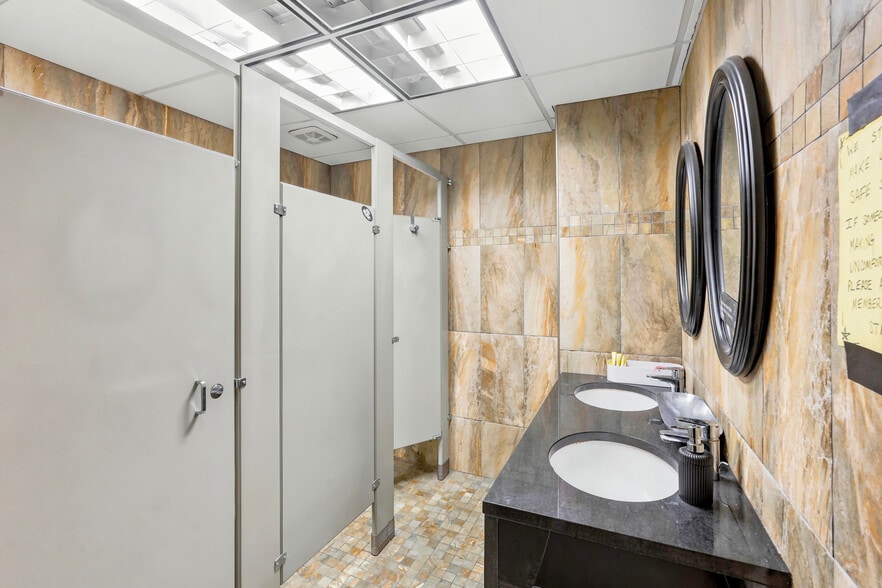 More Photos Of 1123 Walnut St, Philadelphia Bar For Sale
