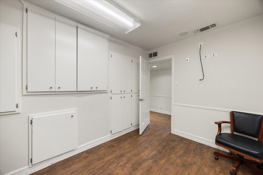 More Photos Of 310 W Bluff St, Granbury Office For Sale