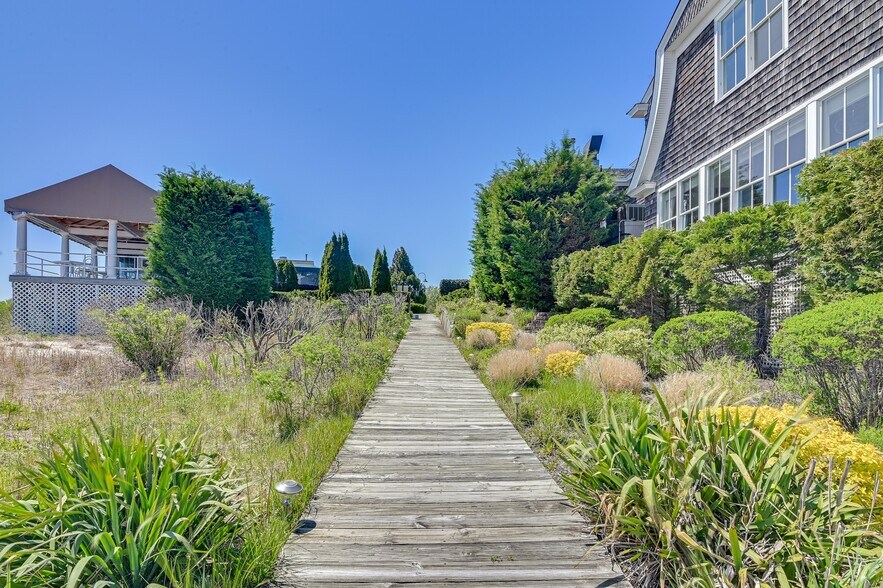 More Photos Of 56-58 S Bay Ave, Eastport Restaurant For Sale
