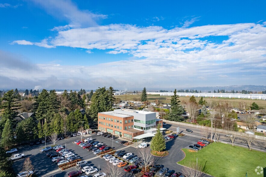 More Photos Of 24076 SE Stark St, Gresham Medical For Lease