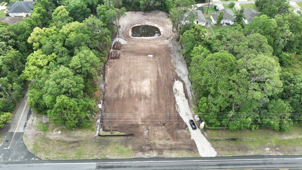 More Photos Of 14577 N Main St, Jacksonville Showroom For Lease