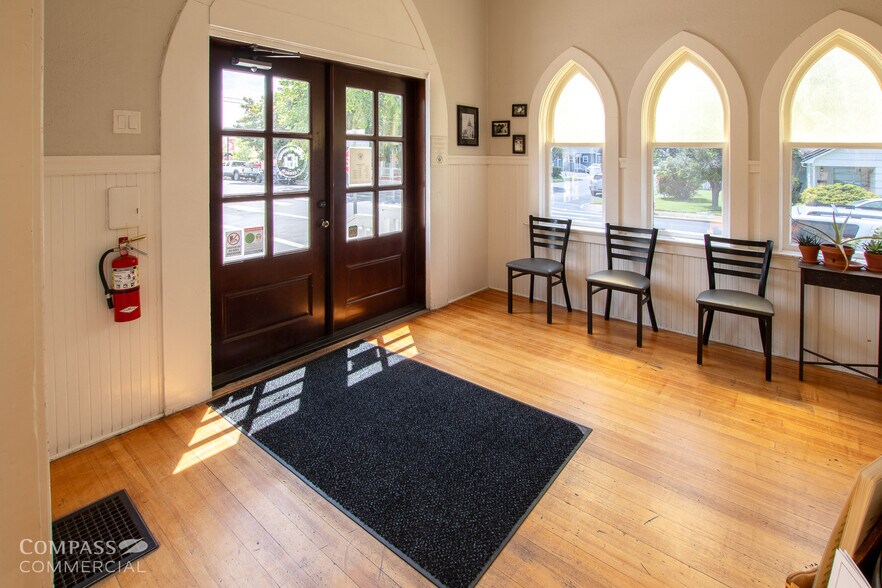 More Photos Of 641 SW Cascade Ave, Redmond Restaurant For Sale