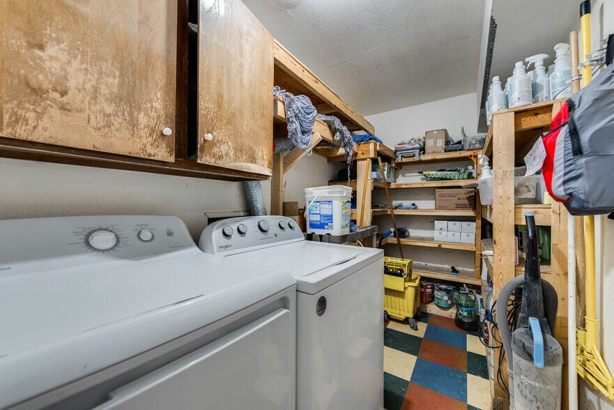 More Photos Of 1005 Austin St, Midland Storefront For Sale