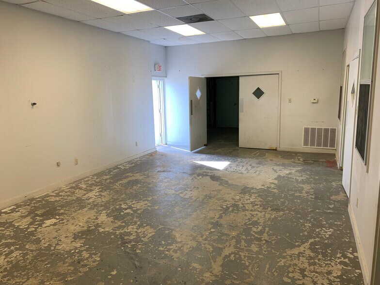 More Photos Of 5424 W Oak St, Palestine Showroom For Lease