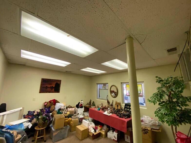 More Photos Of 209 E Wade Ave, Mountain Home Distribution For Sale