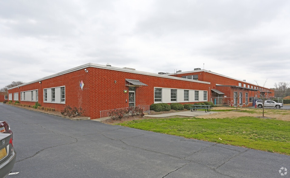 More Photos Of 9415 Pioneer Ave, Charlotte Warehouse For Lease
