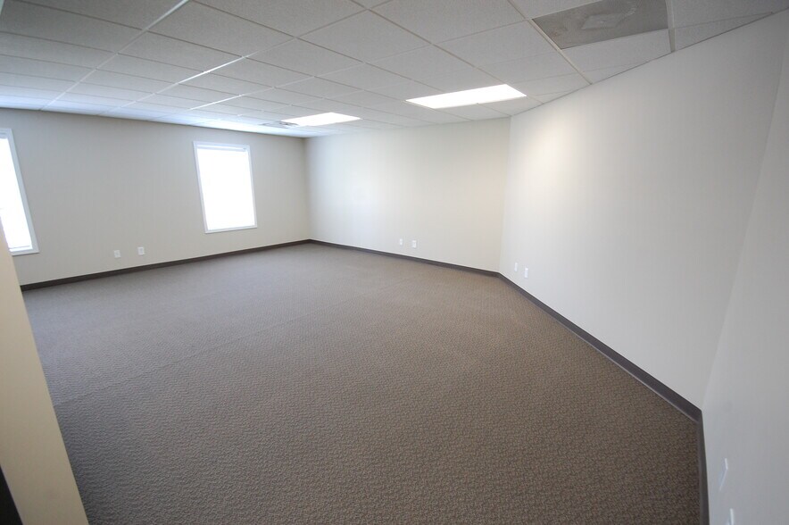 More Photos Of 5251 S East St, Indianapolis Office For Lease