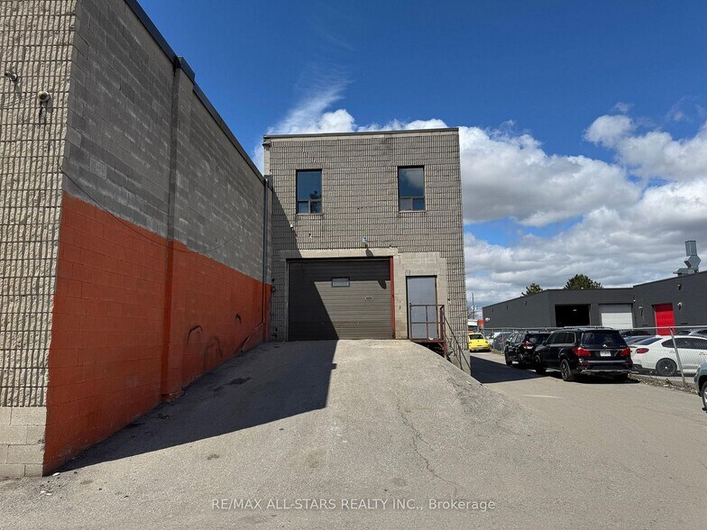 More Photos Of 25 Heritage Rd, Markham Warehouse For Lease