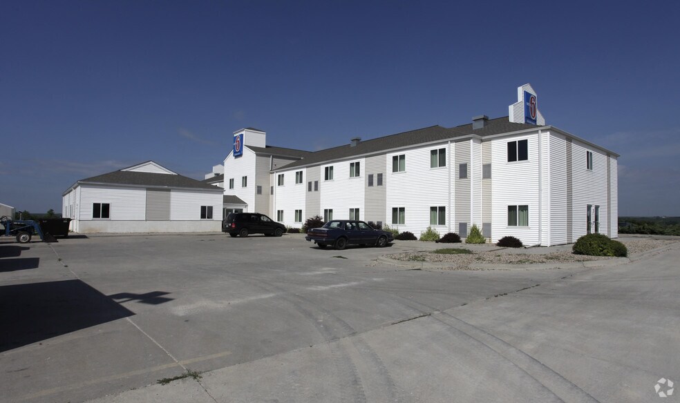 More Photos Of 211 W Marty Dr, Avoca Hotel For Sale
