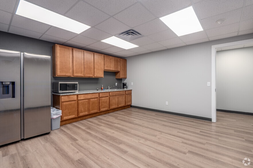 More Photos Of 2919 Packers Ave, Madison Warehouse For Lease