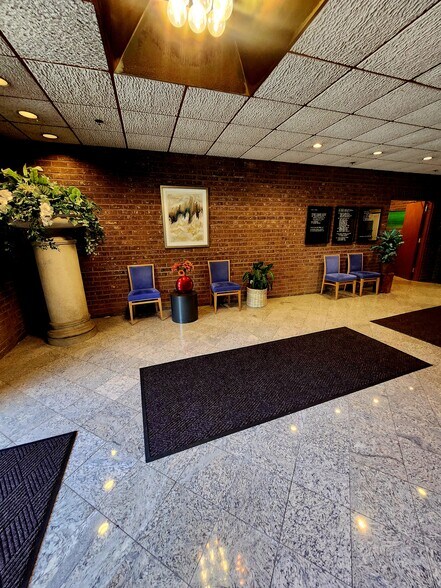 More Photos Of 450 Maple Ave E, Vienna Unknown For Lease