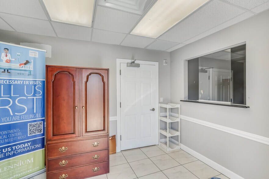 More Photos Of 13214 Palm Beach Blvd, Fort Myers Medical For Sale