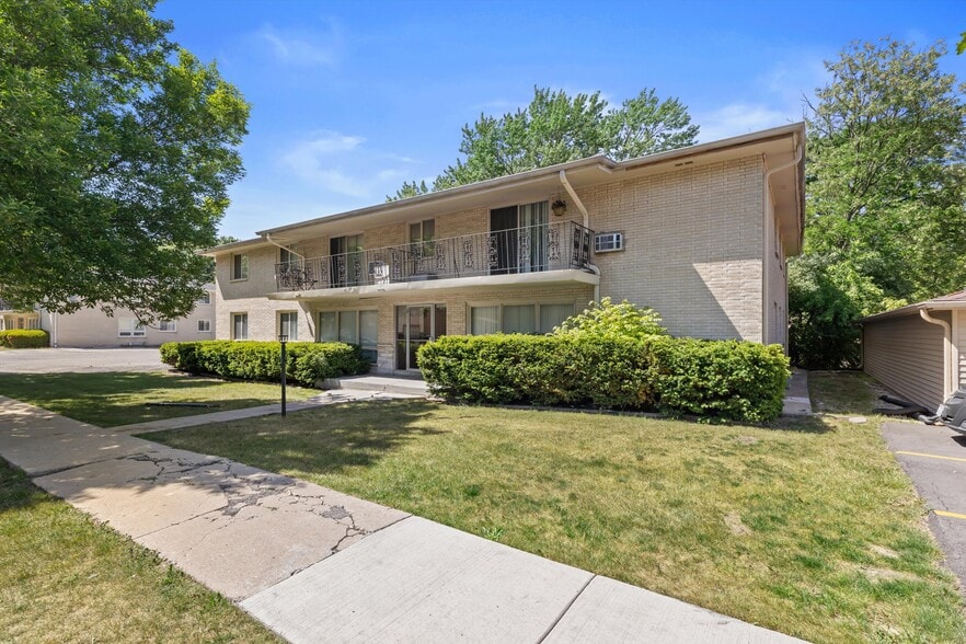 Primary Photo Of 10112 W Sharon Ln, Milwaukee Apartments For Sale