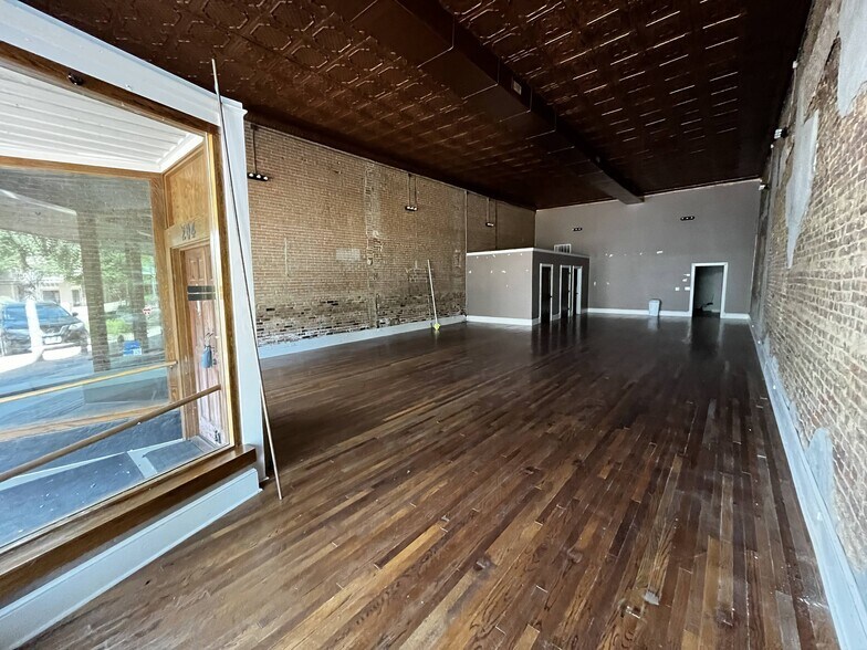 More Photos Of 204 W Knox St, Ennis Storefront Retail Office For Lease