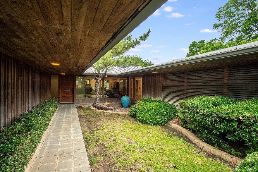 More Photos Of 921 NW 9th St, Grand Prairie Assisted Living For Sale