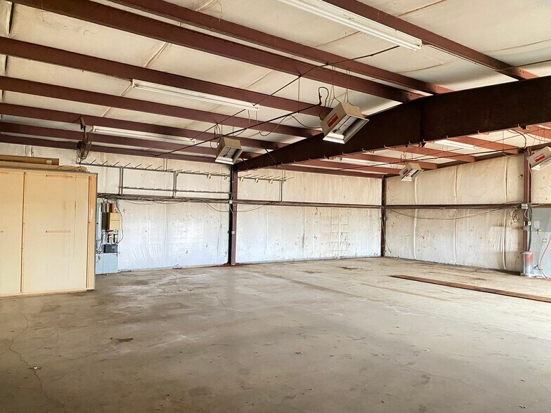 More Photos Of 902 S Main St, Jacksboro Warehouse For Sale