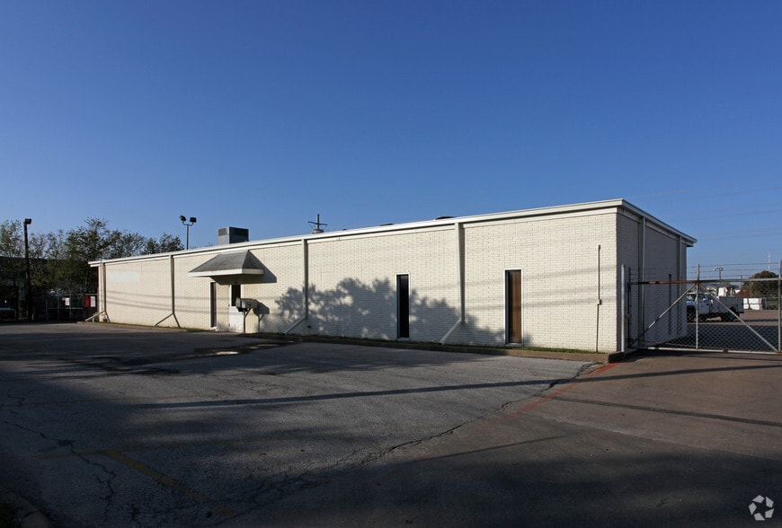 More Photos Of 11049 Shady Trl, Dallas Light Distribution For Lease