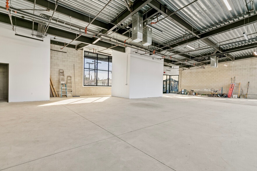 More Photos Of 4410 W Victory Blvd, Burbank General Retail For Lease