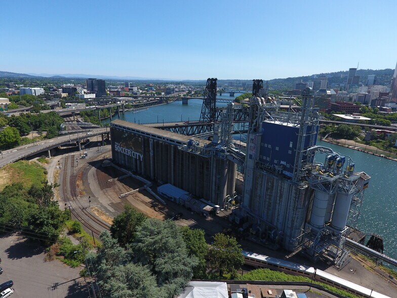 More Photos Of 900 N Thunderbird Way, Portland Distribution For Sale