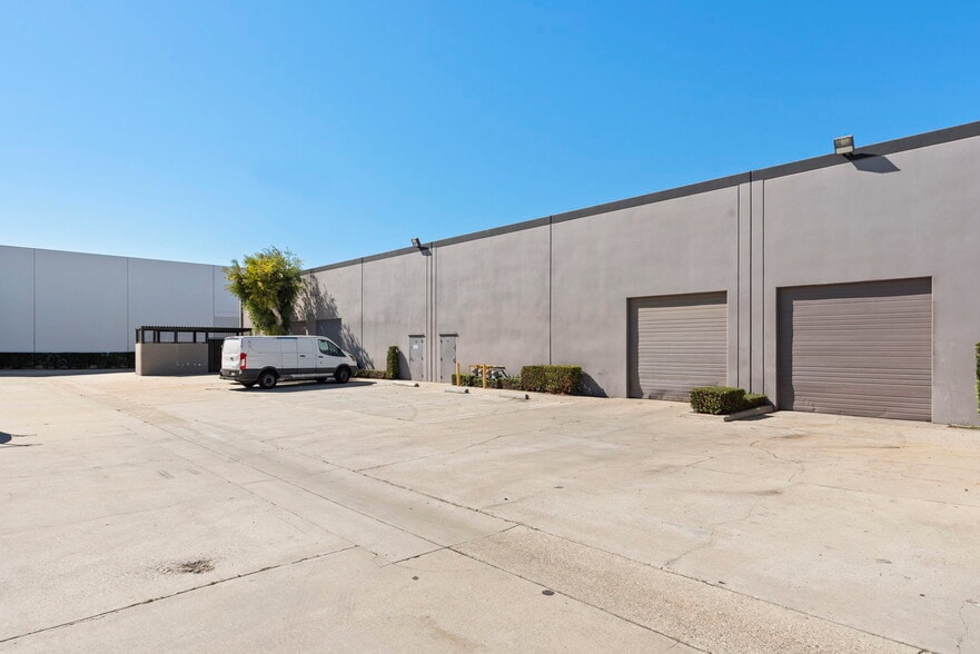 More Photos Of 3700 N Industry Ave, Lakewood Research And Development For Lease