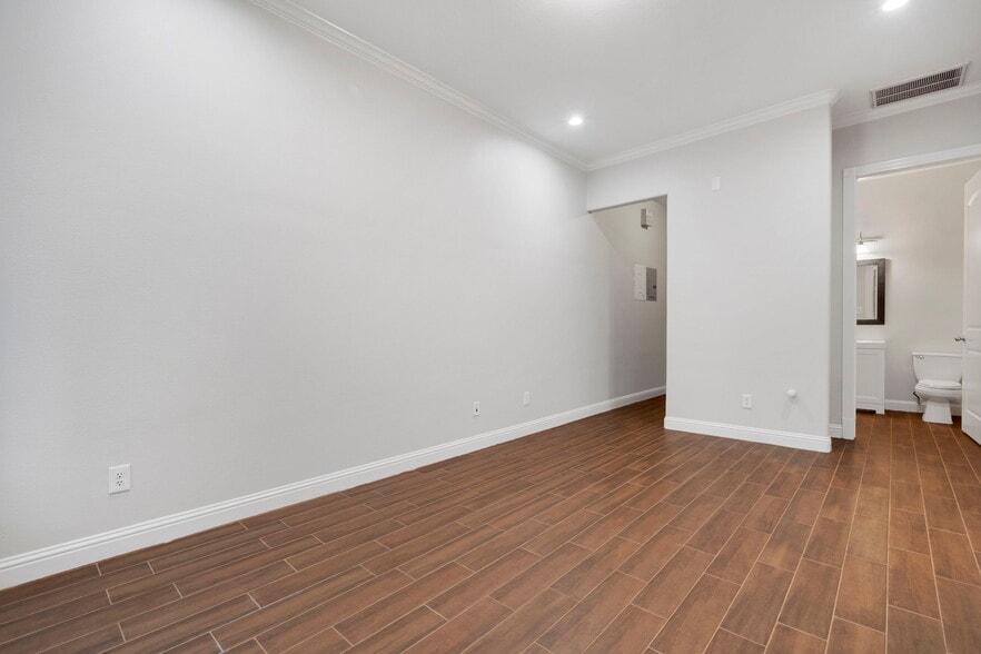 More Photos Of 12818 Willow Centre, Houston Office Residential For Sale