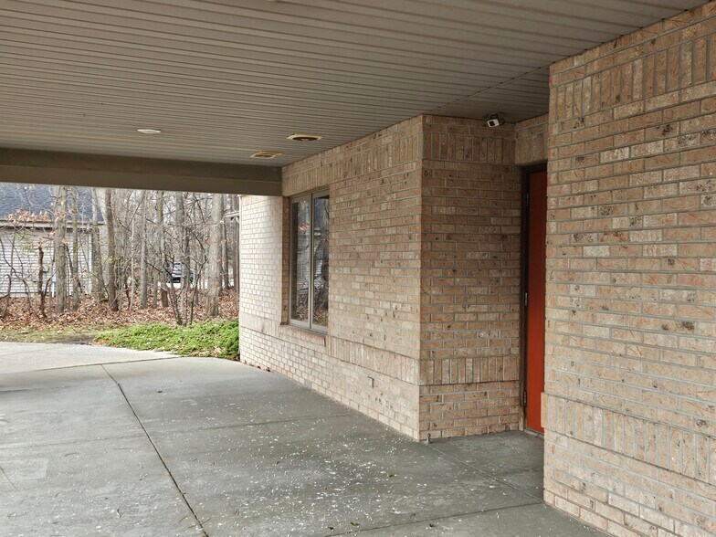 More Photos Of 3165 Cabaret Trl S, Saginaw Office For Sale