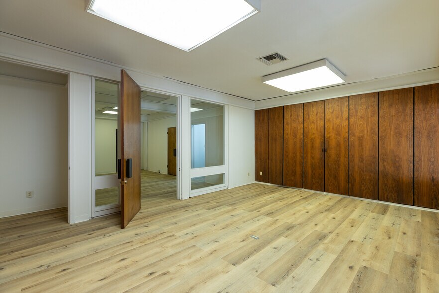 More Photos Of 924 E Green St, Pasadena Loft Creative Space For Lease