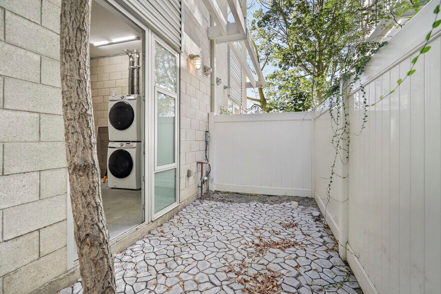 More Photos Of 3450 Cahuenga Blvd W, Los Angeles Office Residential For Lease